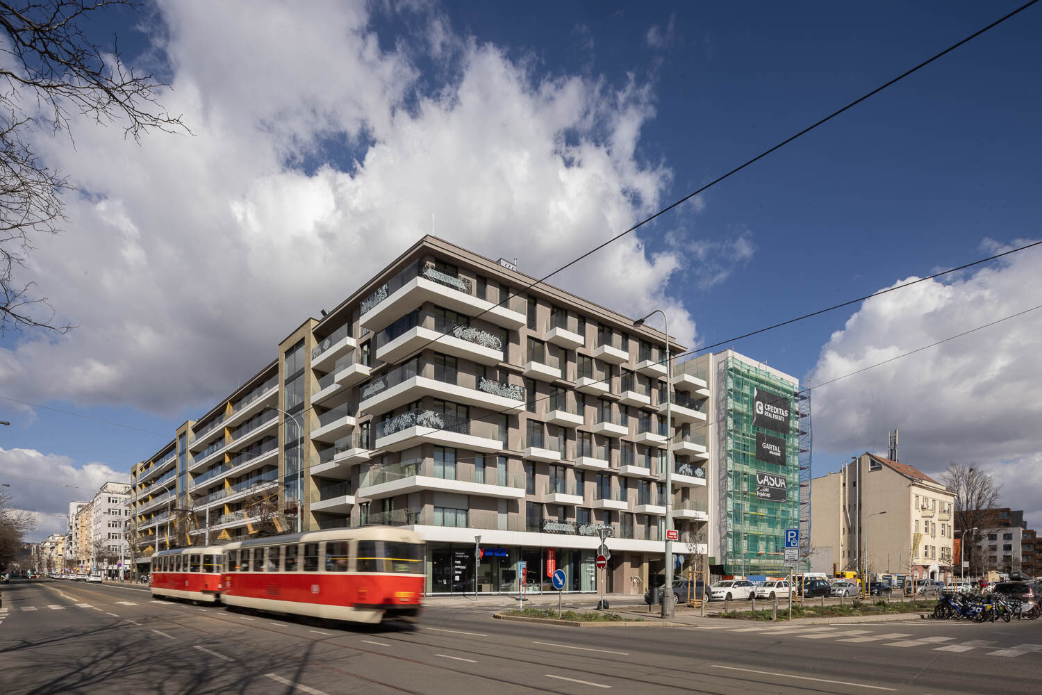 Linea Pura z ulice Komunardů s tramvají v popředí