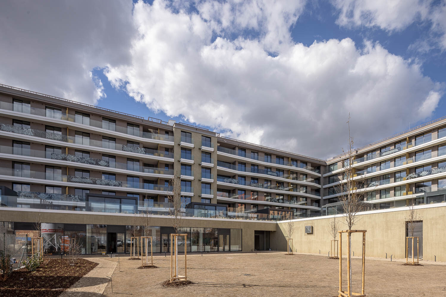 Vnitroblok projektu Linea Pura s nově osázenou zelení