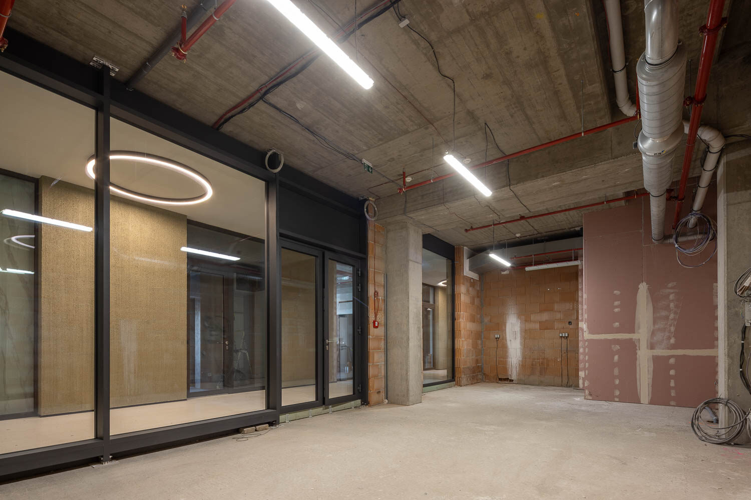 Interiér jednotky se zasklenou částí směrem do pasáže