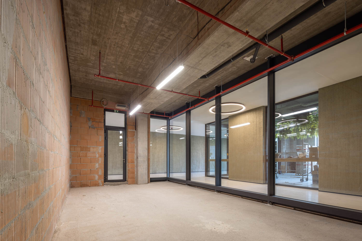 Vstupní část komerční jednotky se skleněnou stěnou do pasáže