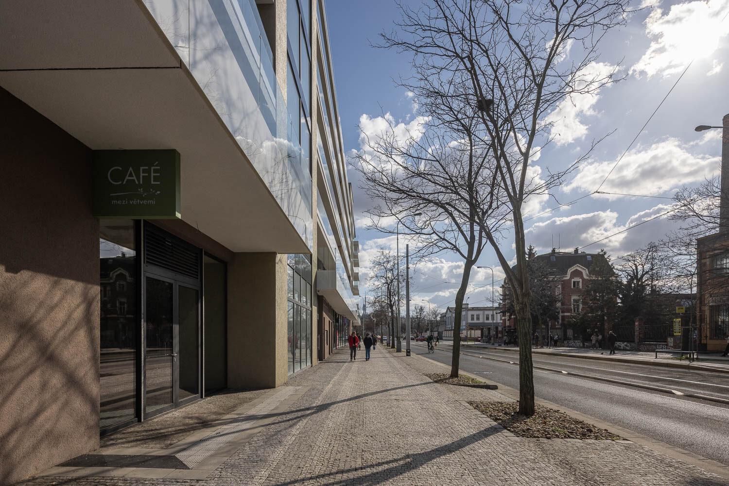 Okolí prostoru — vstup do kavárny v sousedství Linea Pura