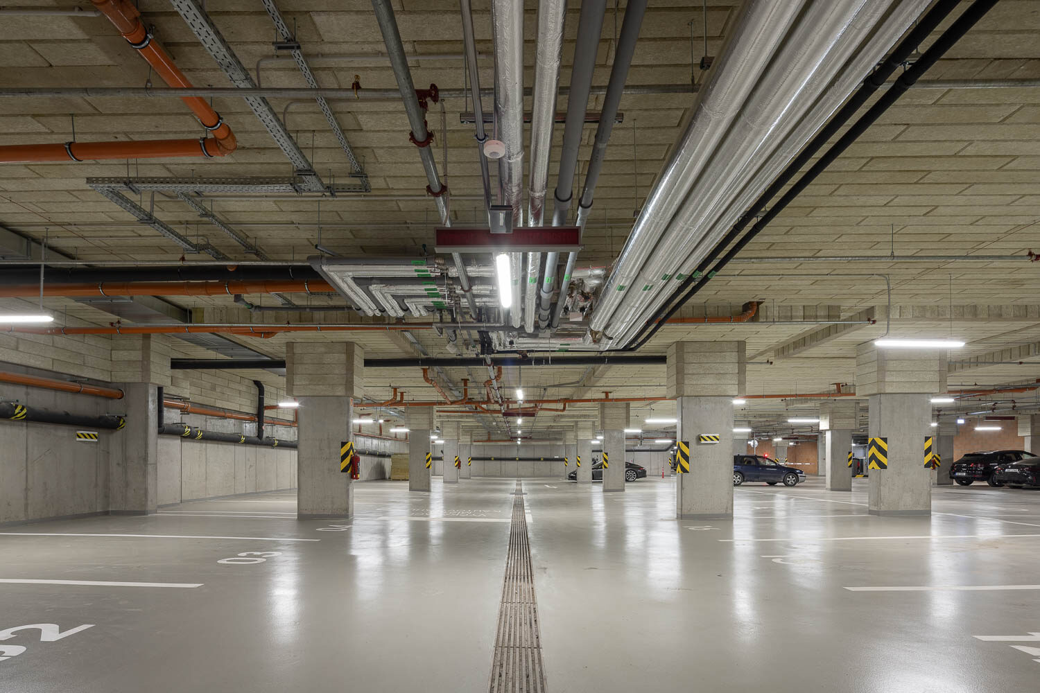 Suterénní parkoviště pro nájemce a zákazníky