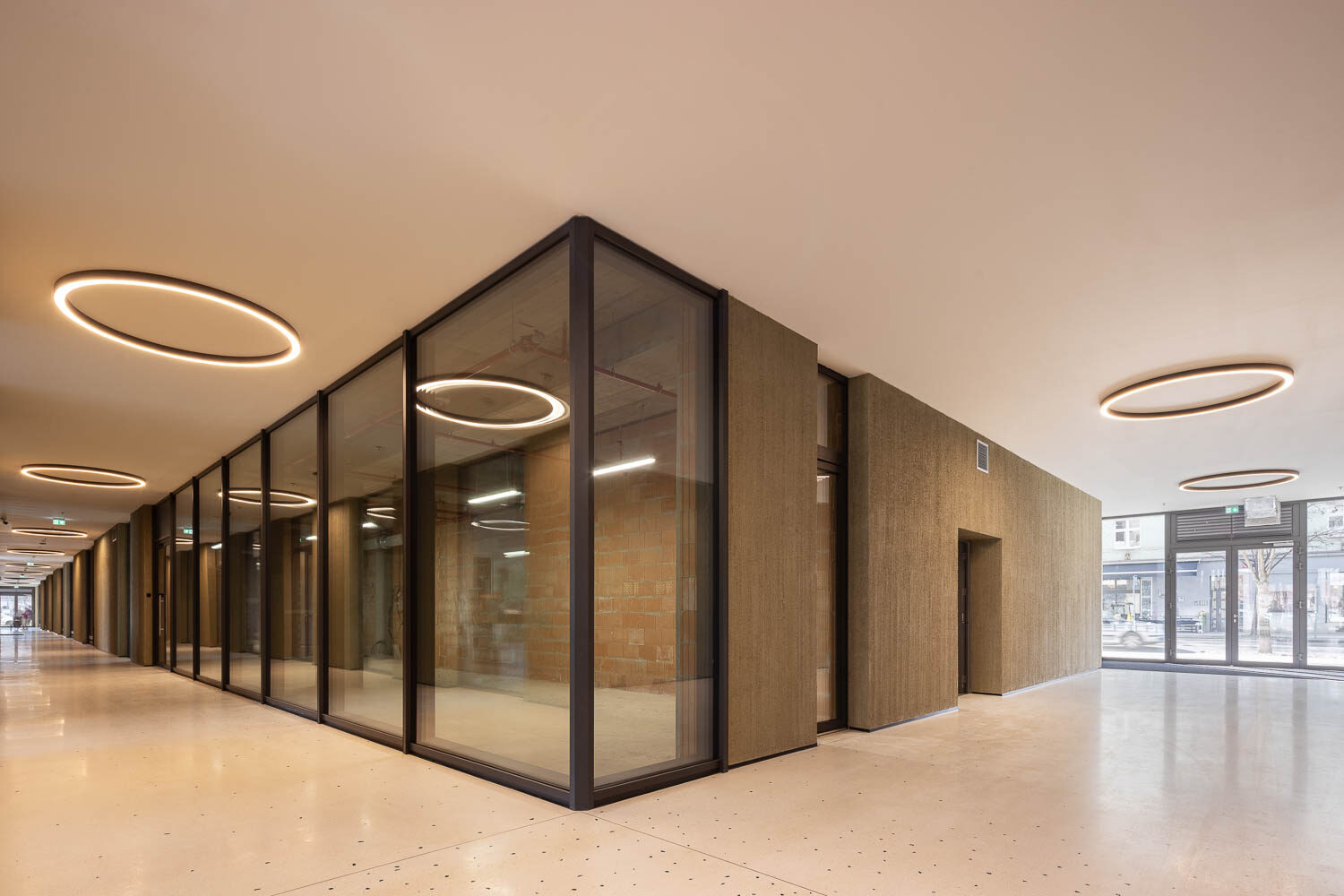 Nárožní vstup do komerční jednotky z pasáže s prosklenými stěnami