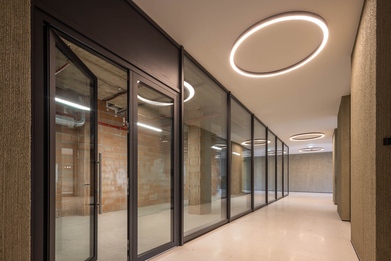 Široký pohled pasáží Linea Pura směrem k uličnímu vstupu